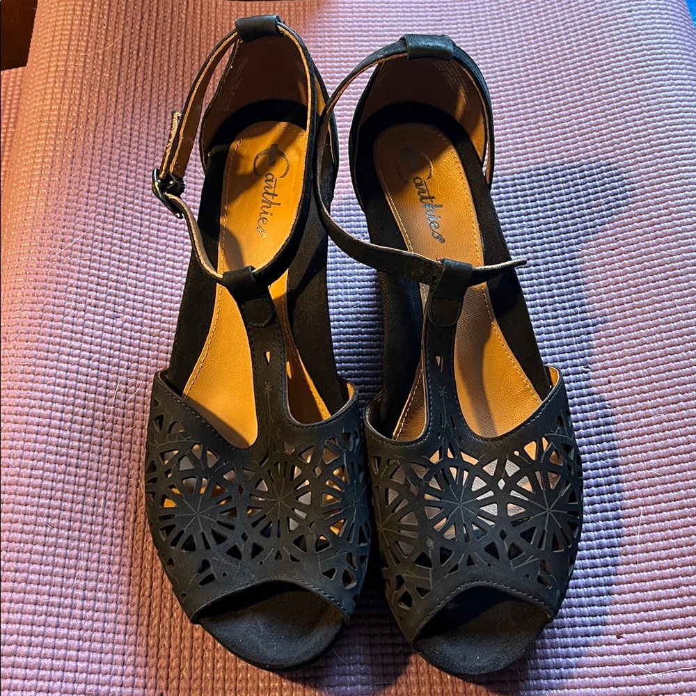 Earthies Black Sandals with Elegant Design